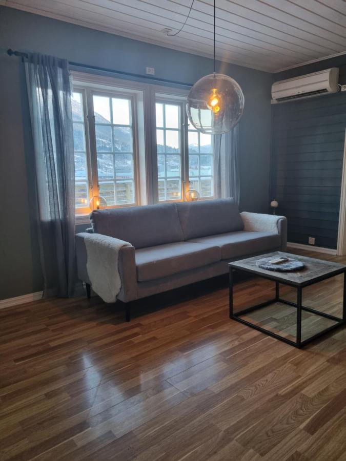 Stor Leilighet Med 4 Senger Sentralt I Forde Førde Exterior foto